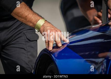 Technische Präzision: Feinabstimmung des Rennwagens für optimale Leistung vor dem Qualifying Stockfoto
