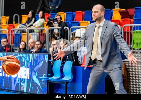 Prag, Tschechische Republik. Oktober 2025. Martin Basta, Trainer der USK Praha, reagiert während des Basketballspiels USK Praha gegen Tango Bourges in der vierten Runde des FIBA European Women's Basketball Cup, 29. Oktober 2025 in Prag, Tschechien. Quelle: VIT Simanek/CTK Photo/Alamy Live News Stockfoto