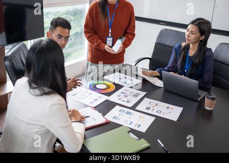 Asiatische Geschäftsfrau Anwendungsentwickler, die Trendprodukte präsentieren, berichten über die Entwicklung mobiler Anwendungsplanung Stockfoto