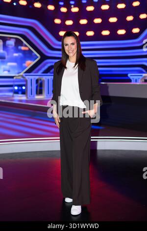 Hamburg, Deutschland. Oktober 2025. Esther Sedlaczek, Moderatorin, während einer Fotosession im Studio der ARD-Sendung Quizduell Olymp. Darlegung: Daniel Reinhardt/dpa/Alamy Live News Stockfoto