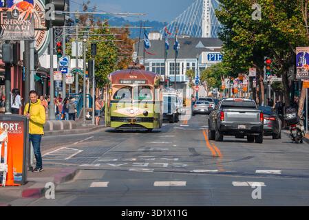 Oldtimer-Straßenbahn der F-Linie auf der Jefferson Street in der Nähe von Pier 39, San Francisco Stockfoto