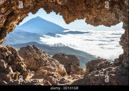 Der Teide, eingerahmt von vulkanischen Felsen über den Wolken, Teneriffa, Kanarische Inseln, Spanien Stockfoto