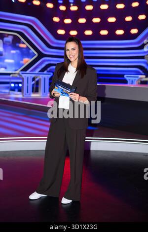 Hamburg, Deutschland. Oktober 2025. Esther Sedlaczek, Moderatorin, während einer Fotosession im Studio der ARD-Sendung Quizduell Olymp. Darlegung: Daniel Reinhardt/dpa/Alamy Live News Stockfoto