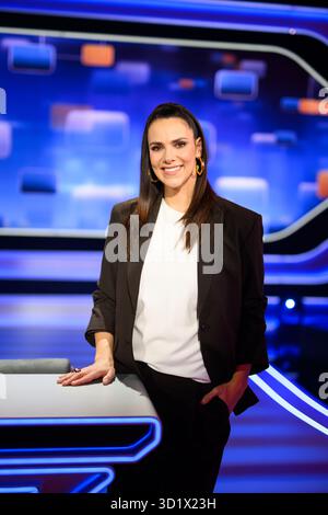 Hamburg, Deutschland. Oktober 2025. Esther Sedlaczek, Moderatorin, während einer Fotosession im Studio der ARD-Sendung Quizduell Olymp. Darlegung: Daniel Reinhardt/dpa/Alamy Live News Stockfoto