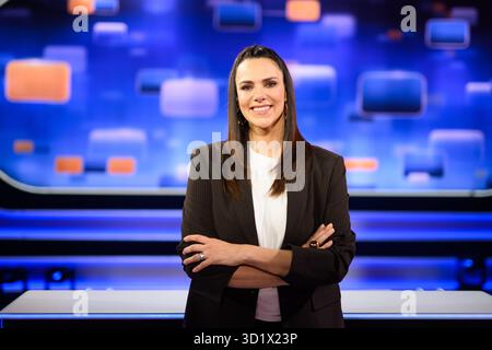 Hamburg, Deutschland. Oktober 2025. Esther Sedlaczek, Moderatorin, während einer Fotosession im Studio der ARD-Sendung Quizduell Olymp. Darlegung: Daniel Reinhardt/dpa/Alamy Live News Stockfoto