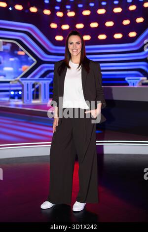 Hamburg, Deutschland. Oktober 2025. Esther Sedlaczek, Moderatorin, während einer Fotosession im Studio der ARD-Sendung Quizduell Olymp. Darlegung: Daniel Reinhardt/dpa/Alamy Live News Stockfoto