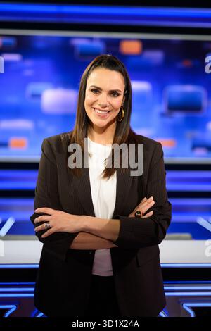 Hamburg, Deutschland. Oktober 2025. Esther Sedlaczek, Moderatorin, während einer Fotosession im Studio der ARD-Sendung Quizduell Olymp. Darlegung: Daniel Reinhardt/dpa/Alamy Live News Stockfoto