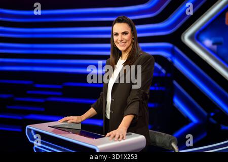 Hamburg, Deutschland. Oktober 2025. Esther Sedlaczek, Moderatorin, während einer Fotosession im Studio der ARD-Sendung Quizduell Olymp. Darlegung: Daniel Reinhardt/dpa/Alamy Live News Stockfoto