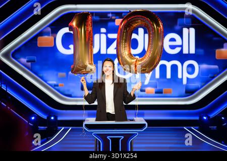 Hamburg, Deutschland. Oktober 2025. Esther Sedlaczek, Moderatorin, während einer Fotosession im Studio der ARD-Sendung Quizduell Olymp. Darlegung: Daniel Reinhardt/dpa/Alamy Live News Stockfoto