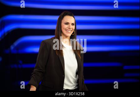 Hamburg, Deutschland. Oktober 2025. Esther Sedlaczek, Moderatorin, während einer Fotosession im Studio der ARD-Sendung Quizduell Olymp. Darlegung: Daniel Reinhardt/dpa/Alamy Live News Stockfoto