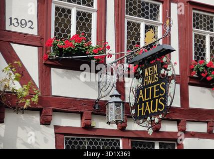 Altes Haus, Weinhaus, Fachwerkhaus von 1392, Bacharach am Rhein, Deutschland, Europa Stockfoto