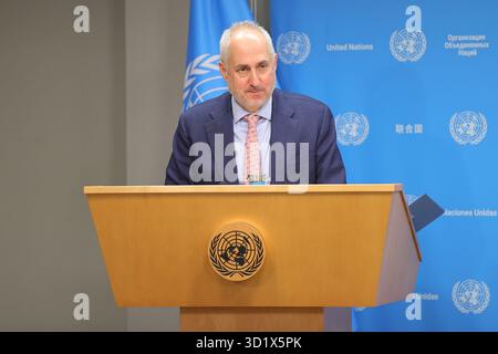 New York, USA. Oktober 2025. VEREINTE NATIONEN, NEW YORK - 29. OKTOBER 2025: Stéphane Dujarric, Sprecher des Generalsekretärs der Vereinten Nationen, Antonio Guterres, beschrieb die Zerstörung durch den Hurrikan Melissa als „beispiellos“ und forderte die internationale Gemeinschaft auf, die Wiederaufbaubemühungen zu unterstützen. Die Vereinten Nationen koordinieren sich mit nationalen Behörden und globalen Partnern, um die Schäden zu bewerten und humanitäre Soforthilfe zu leisten. (Foto: Luiz Rampelotto/EuropaNewswire/SIPA USA) Credit: SIPA USA/Alamy Live News Stockfoto