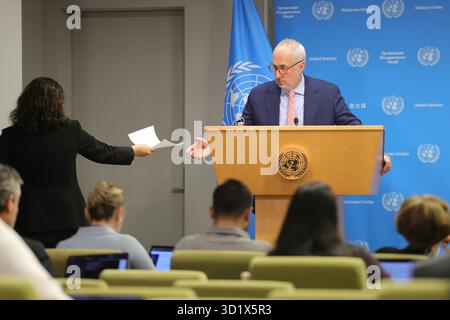 New York, USA. Oktober 2025. VEREINTE NATIONEN, NEW YORK - 29. OKTOBER 2025: Stéphane Dujarric, Sprecher des Generalsekretärs der Vereinten Nationen, Antonio Guterres, beschrieb die Zerstörung durch den Hurrikan Melissa als „beispiellos“ und forderte die internationale Gemeinschaft auf, die Wiederaufbaubemühungen zu unterstützen. Die Vereinten Nationen koordinieren sich mit nationalen Behörden und globalen Partnern, um die Schäden zu bewerten und humanitäre Soforthilfe zu leisten. (Foto: Luiz Rampelotto/EuropaNewswire/SIPA USA) Credit: SIPA USA/Alamy Live News Stockfoto