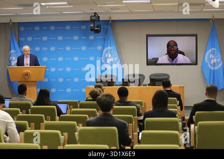 New York, NY, USA. Oktober 2025. 29. OKTOBER 2025: Dennis Zulu, (IM Fernsehen) residierender UN-Koordinator in Jamaika, beschrieb die Zerstörung durch den Hurrikan Melissa als „beispiellos“ und drängte die internationale Gemeinschaft, die Bemühungen um den Wiederaufbau zu unterstützen. Zulu sagte, dass Jamaika mit massiven Verwerfungen von Dienstleistungen, weitverbreiteten Notunterkünften und wirtschaftlichen Rückschlägen konfrontiert sei, die Tourismus und Landwirtschaft beeinträchtigen. Die Vereinten Nationen koordinieren sich mit nationalen Behörden und globalen Partnern, um die Schäden zu bewerten und humanitäre Soforthilfe zu leisten. (Kreditbild: Stockfoto