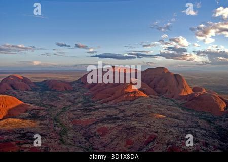 Kata Tjuṯa (die Olgas) Felsformationen, die im Licht des späten Nachmittags leuchten, Uluṟu-Kata Tjuṯa Nationalpark, Australien Stockfoto