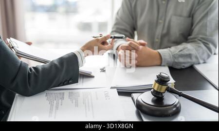 Rechtsanwalt Legal Counsel legt dem Mandanten einen unterzeichneten Vertrag mit Gavel und Rechtsrecht vor. Geschäftspartnerschaft zwischen justiz und Anwalt Stockfoto