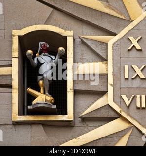 Detail der großen goldenen Wanduhr mit zwölf Figuren, Dynastie Palace, Brüssel, Belgien, Europa Stockfoto