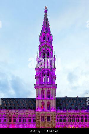Hôtel de Ville, Stadhuis oder Rathaus, beleuchtet am Abend, Grand-Place, Brüssel, Belgien Stockfoto