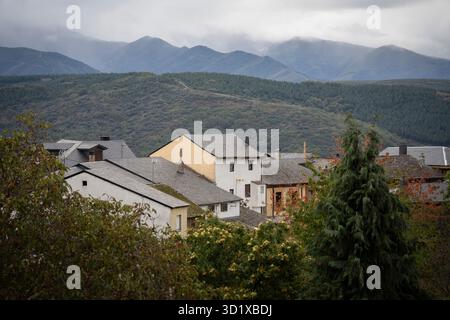 Riego aus dem Dorf Ambrós mit den Bergen von El Bierzo dahinter Stockfoto