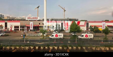 Berlin, Deutschland - 02. Juni 2025: Hellweg Eisenwarenladen bietet Lieferwagen und Baustelle im Hintergrund. Stockfoto