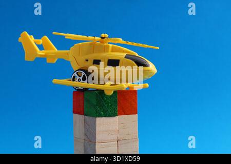 Hubschrauber auf Holzblockkonstruktion Stockfoto