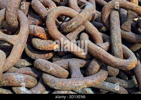 Schwere, rostige Industrieketten im Lagerplatz. Stockfoto