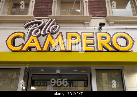 Ein Pollo Campero Restaurant befindet sich in Manhattan, New York City. Stockfoto