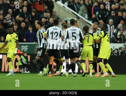 Newcastle upon Tyne, Großbritannien. Oktober 2025. Die Spieler spielen beim Spiel Newcastle United gegen Tottenham Hotspur Carabao Cup im St. James' Park, Newcastle upon Tyne. Der Bildnachweis sollte lauten: Nigel Roddis/Sportimage Credit: Sportimage Ltd/Alamy Live News Stockfoto