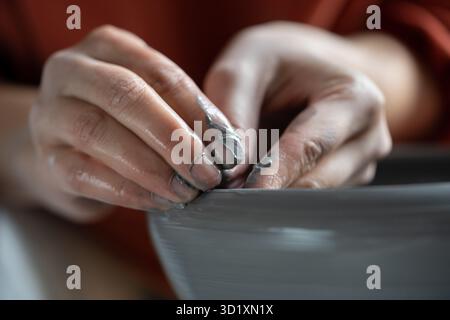 Stresslindernde Hobbys, weibliche Hände Formen nassen Lehm am Rad Stockfoto