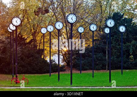 Artwork Time Field, 24 synchron laufende Stationsuhren, Düsseldorf, Deutschland, Europa Stockfoto