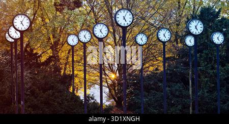Artwork Time Field, 24 synchron laufende Stationsuhren, Düsseldorf, Deutschland, Europa Stockfoto
