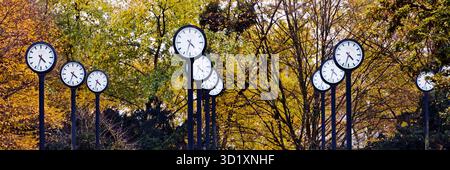 Artwork Time Field, 24 synchron laufende Stationsuhren, Düsseldorf, Deutschland, Europa Stockfoto
