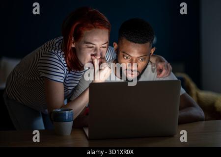 Multirassische Mann Frau Familie schaut auf Laptop-Bildschirm kaufen online und wählen Waren auf dem Markt. Stockfoto