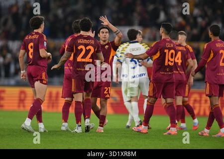 Stadio Olimpico, Rom, Italien. Oktober 2025. Fußball der Serie A; Roma gegen Parma; Romas Spieler feiern ihren Sieg am Ende des Spiels Credit: Action Plus Sports/Alamy Live News Stockfoto