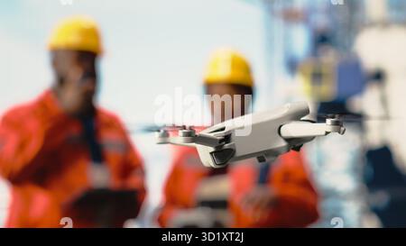 Nahaufnahme der Drohne, die von Bedienern verwendet wird, die auf Offshore-Plattformen arbeiten und Inspektionen durchführen. Ingenieure verwenden Luftbildtechnologie, um optimale Standorte für das Bohren von Pipelines zu bestimmen Stockfoto