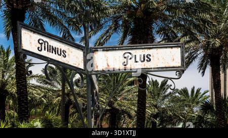 Wegweiser auf direktem Weg zu Plus und Minus Stockfoto