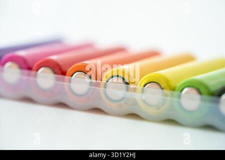 Neue farbenfrohe AAA-Batterie in Kunststoffbox, wiederaufladbarer Akkumulator, Zusammenstellung von Alkali-Mangan-Batterien Stockfoto