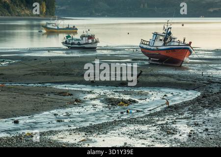 Gestrandete Boote bei Ebbe, Dalcahue, Chiloé Archipel, Provinz Chiloé, Region Los Lagos, Patagonien, Republik Chile, Sou Stockfoto