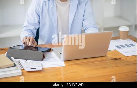 Geschäftsmann, der mit einem Laptop arbeitet, Hände auf einer Tastatur tippen. Professioneller Investor, der ein neues Start-up-Projekt durchführt. bu Stockfoto