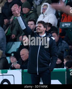 Edinburgh, Großbritannien. Oktober 2025. Schottische Premiership - Hibernian FC gegen Rangers FC. Rangers Manager Danny Rohl gibt seinen Spielern Anweisungen, während Hibs in der ersten Phase für die schottische Premiership im Easter Road Stadium in Edinburgh gegen die Rangers antritt. UK. Quelle: Ian Jacobs/Alamy Live News Stockfoto
