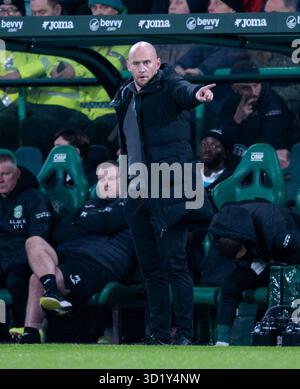Edinburgh, Großbritannien. Oktober 2025. Schottische Premiership - Hibernian FC gegen Rangers FC. Hibs' Head Coach David Gray gibt seinen Spielern Anweisungen, während Hibs in der ersten Phase für die schottische Premiership im Easter Road Stadium in Edinburgh gegen die Rangers antritt. UK. Quelle: Ian Jacobs/Alamy Live News Stockfoto