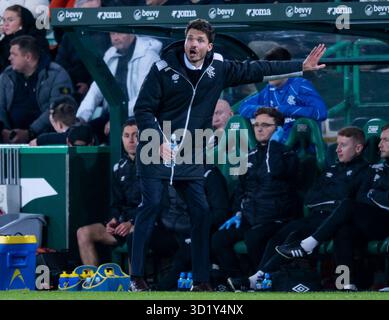 Edinburgh, Großbritannien. Oktober 2025. Schottische Premiership - Hibernian FC gegen Rangers FC. Rangers Manager Danny Rohl gibt seinen Spielern Anweisungen, während Hibs in der ersten Phase für die schottische Premiership im Easter Road Stadium in Edinburgh gegen die Rangers antritt. UK. Quelle: Ian Jacobs/Alamy Live News Stockfoto