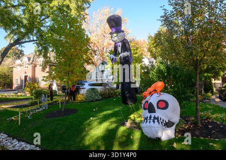 TORONTO, KANADA – 29. OKTOBER 2025: Halloween-Dekorationen werden vor den Feiertagen in einem Wohnhaus aufgestellt. Stockfoto