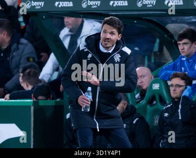 Edinburgh, Großbritannien. Oktober 2025. Schottische Premiership - Hibernian FC gegen Rangers FC. Rangers Manager Danny Rohl gibt seinen Spielern Anweisungen, während Hibs in der ersten Phase für die schottische Premiership im Easter Road Stadium in Edinburgh gegen die Rangers antritt. UK. Quelle: Ian Jacobs/Alamy Live News Stockfoto