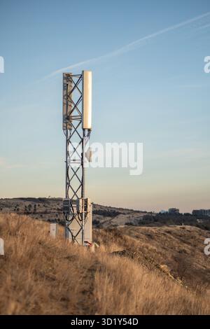 5G-Mobilfunkturm in Bergen, Mobilfunk-Basisstation mit mobiler Antenne überträgt Signale. Stockfoto