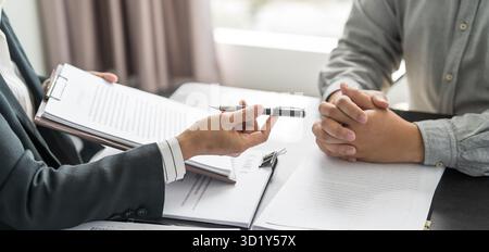 Rechtsanwalt Legal Counsel legt dem Mandanten einen unterzeichneten Vertrag mit Gavel und Rechtsrecht vor. Geschäftspartnerschaft zwischen justiz und Anwalt Stockfoto