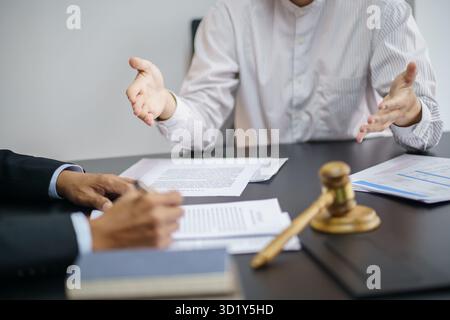 Rechtsberater präsentiert auf dem Client einen unterzeichneten Vertrag mit Hammer und rechtlichen Gesetz. Justiz und Rechtsanwalt Konzept Stockfoto