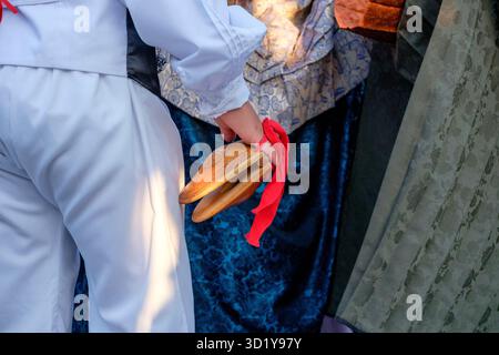 Musikalische Kastanien klingen, traditioneller Country-Tanz 'Ball pagès', typischer ibizanischer Tanz, Portinax, Ibiza, Balearen, Spanien Stockfoto