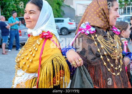 Detail der traditionellen Damenkostüme, traditioneller Country-Tanz „Ball pagès“, typischer ibizanischer Tanz, Portinax, Ibiza, Balearen, Spanien Stockfoto