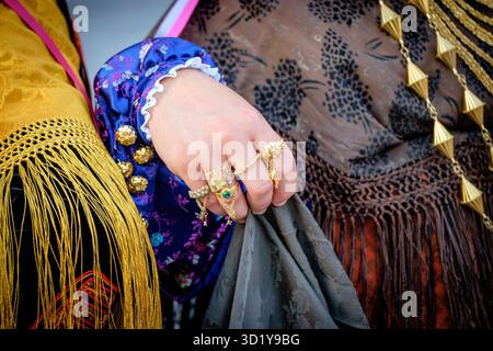 Detail der traditionellen Damenkostüme, traditioneller Country-Tanz „Ball pagès“, typischer ibizanischer Tanz, Portinax, Ibiza, Balearen, Spanien Stockfoto